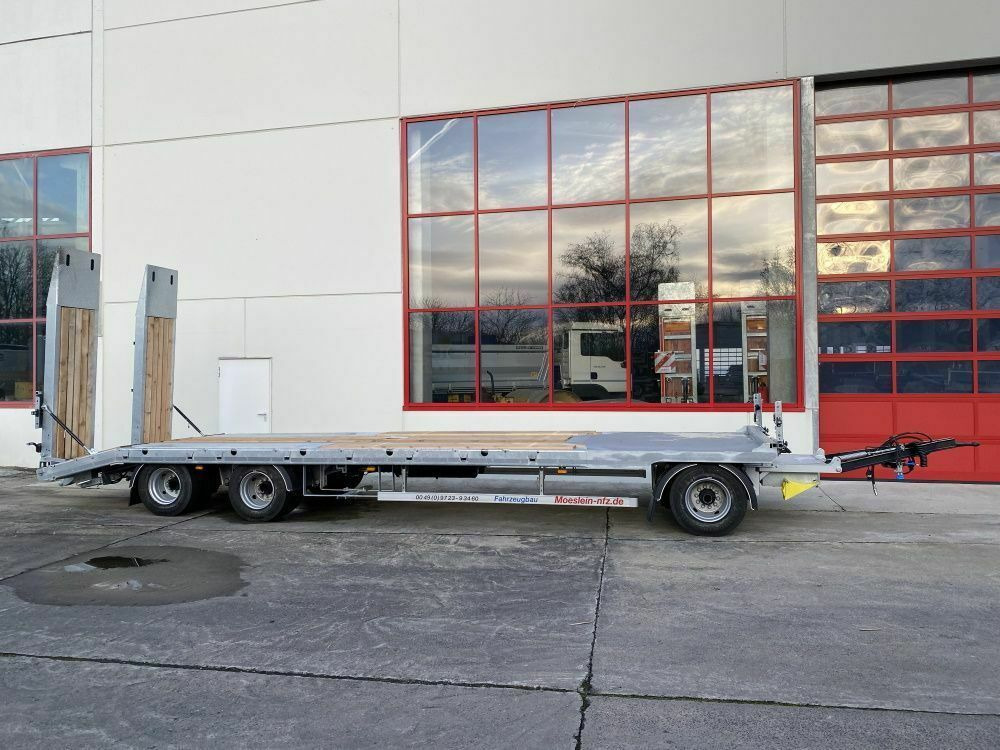 Möslein 3 Achs Tieflader mit gerader Ladefläche 8,10 m, - مقطورة مسطحة منخفضة: صورة 1 Möslein 3 Achs Tieflader mit gerader Ladefläche 8,10 m, - مقطورة مسطحة منخفضة: صورة 1
