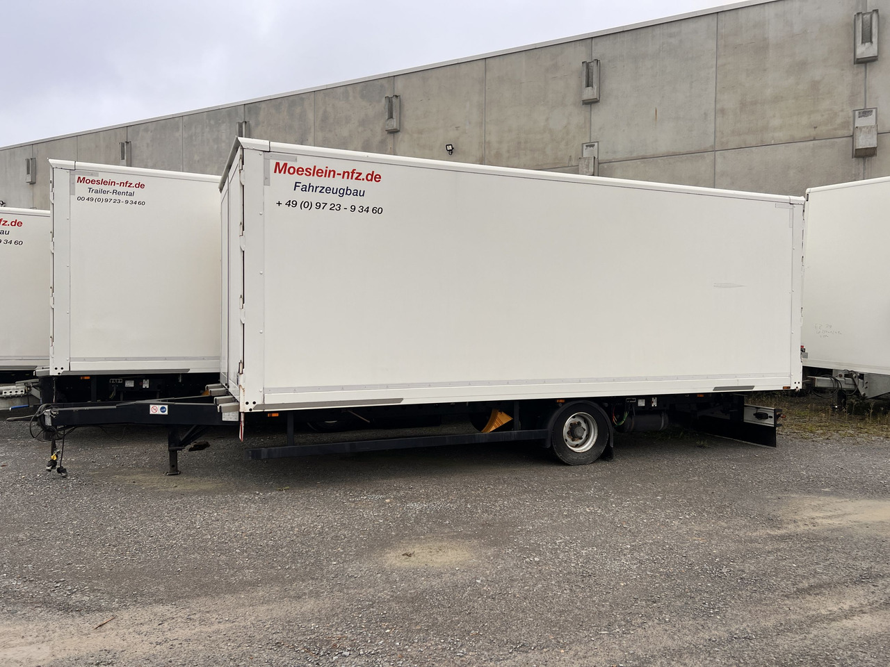 Möslein EK 1- D 7,3 1 Achs Kofferanhänger Durchladen7,08 m lang - مقطورة صندوق مغلق: صورة 1 Möslein EK 1- D 7,3 1 Achs Kofferanhänger Durchladen7,08 m lang - مقطورة صندوق مغلق: صورة 1