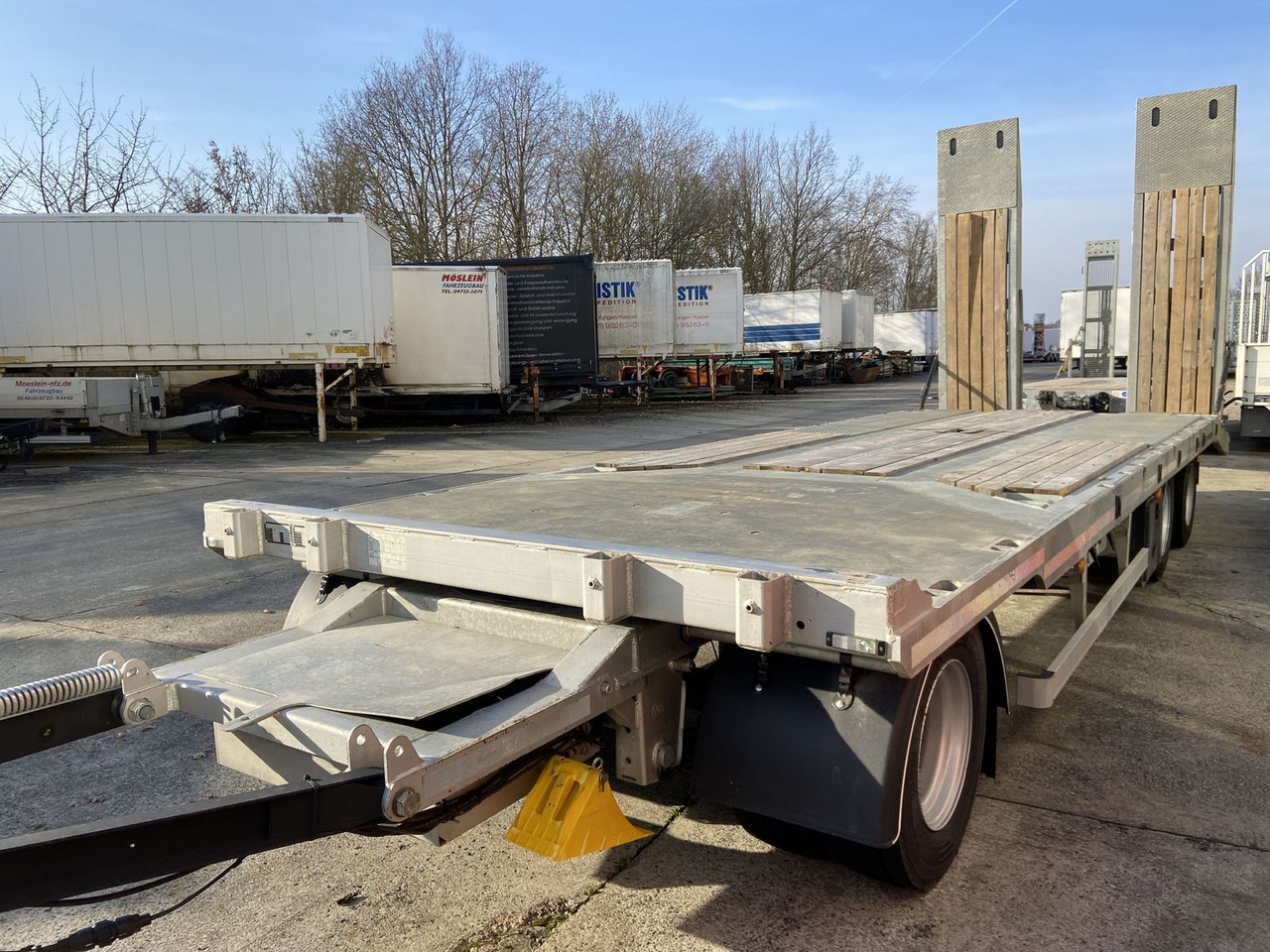 Möslein Neuwertig 3 Achs Tieflader 8,10 m Ladefläche - مقطورة مسطحة منخفضة: صورة 1 Möslein Neuwertig 3 Achs Tieflader 8,10 m Ladefläche - مقطورة مسطحة منخفضة: صورة 1