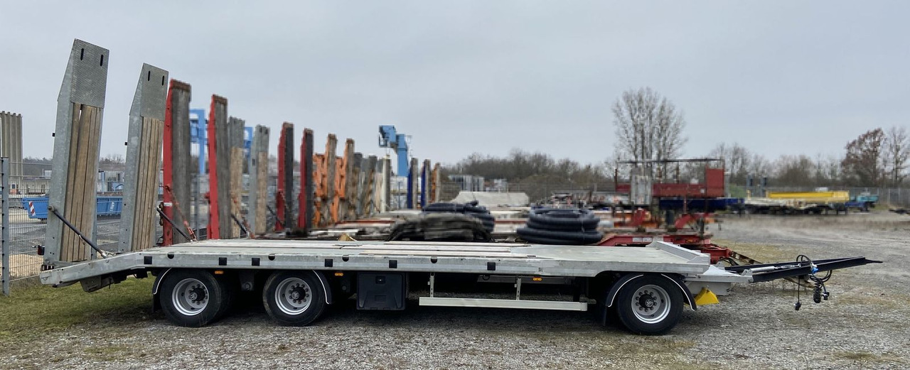 Möslein Neuwertig 3 Achs Tieflader 8,10 m Ladefläche - مقطورة مسطحة منخفضة: صورة 2 Möslein Neuwertig 3 Achs Tieflader 8,10 m Ladefläche - مقطورة مسطحة منخفضة: صورة 2