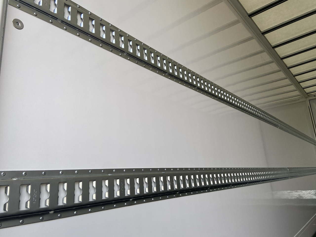 Möslein TKO 105 D 7m weiß Tandem- Koffer, Durchladbar, -- Neufahrzeug -- - مقطورة صندوق مغلق: صورة 5 Möslein TKO 105 D 7m weiß Tandem- Koffer, Durchladbar, -- Neufahrzeug -- - مقطورة صندوق مغلق: صورة 5