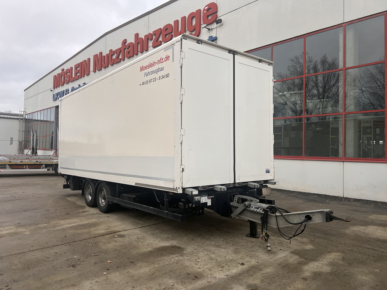 Möslein TKO 105 DL Schwebheim Tandem Koffer mit Ladebordwand 1,5 t + Durchladbar - مقطورة صندوق مغلق: صورة 2 Möslein TKO 105 DL Schwebheim Tandem Koffer mit Ladebordwand 1,5 t + Durchladbar - مقطورة صندوق مغلق: صورة 2