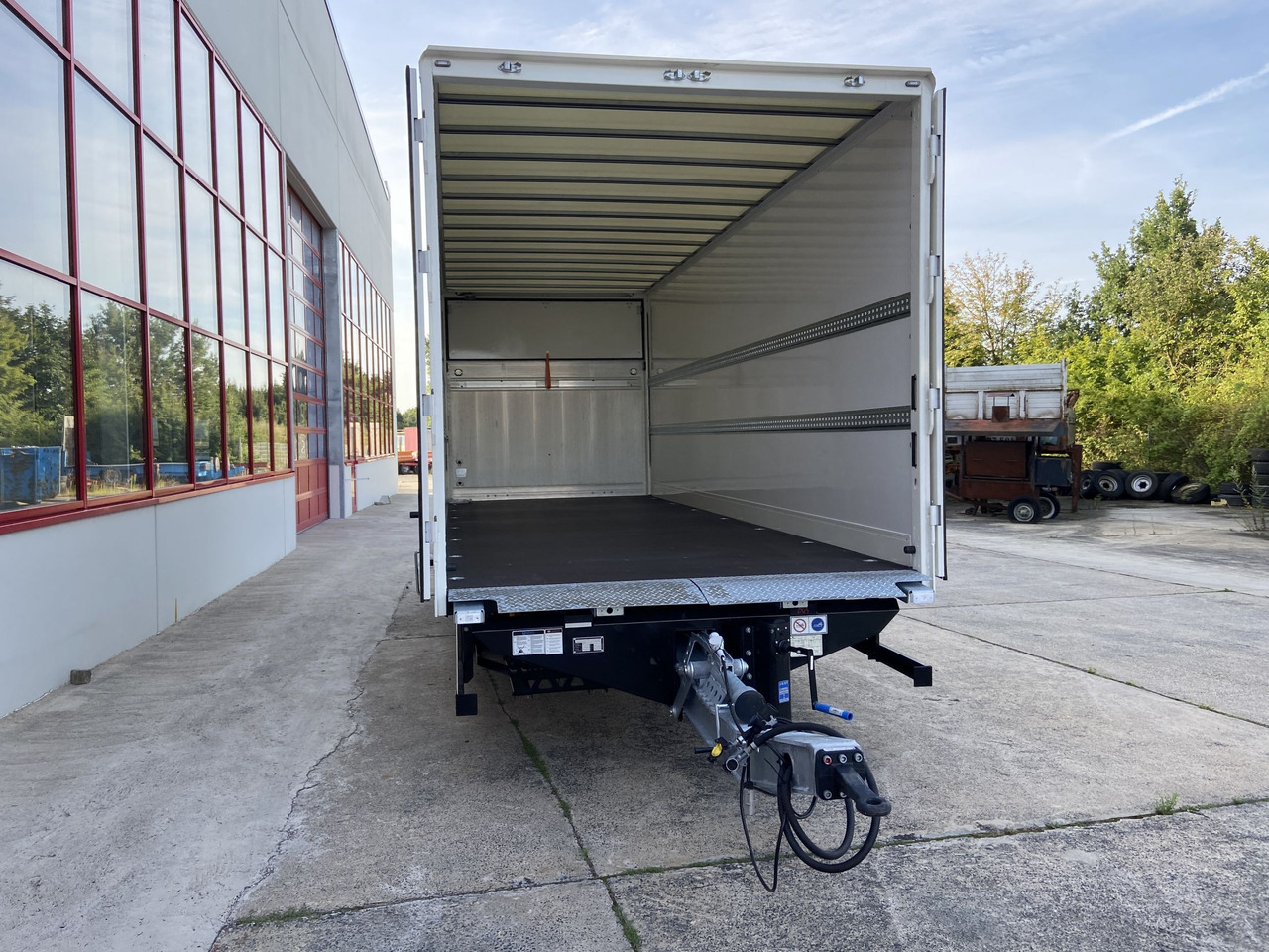 Möslein TKO105 D-L 7 m Tandem Koffer, Ladebordwand 1,5 t + DurchladbarNeufahrzeug -- - مقطورة صندوق مغلق: صورة 4 Möslein TKO105 D-L 7 m Tandem Koffer, Ladebordwand 1,5 t + DurchladbarNeufahrzeug -- - مقطورة صندوق مغلق: صورة 4