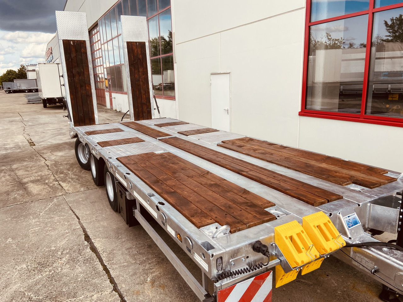 Möslein TT 31 31 t GG Tridem- Tieflader 3 Achs, gelenktNeufahrzeug - مقطورة مسطحة منخفضة: صورة 3 Möslein TT 31 31 t GG Tridem- Tieflader 3 Achs, gelenktNeufahrzeug - مقطورة مسطحة منخفضة: صورة 3