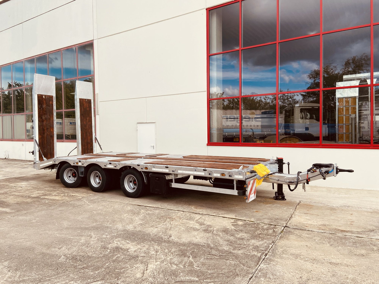 Möslein TT 31 31 t GG Tridem- Tieflader 3 Achs, gelenktNeufahrzeug - مقطورة مسطحة منخفضة: صورة 4 Möslein TT 31 31 t GG Tridem- Tieflader 3 Achs, gelenktNeufahrzeug - مقطورة مسطحة منخفضة: صورة 4