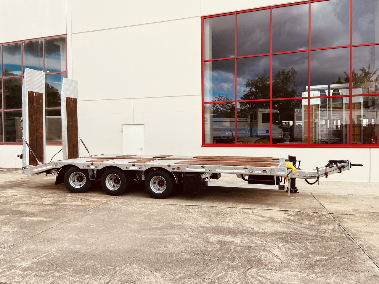 Möslein TT 31 F 31 t GG Tridem- Tieflader 3 Achs, gelenktNeufahrzeug - مقطورة مسطحة منخفضة: صورة 5 Möslein TT 31 F 31 t GG Tridem- Tieflader 3 Achs, gelenktNeufahrzeug - مقطورة مسطحة منخفضة: صورة 5