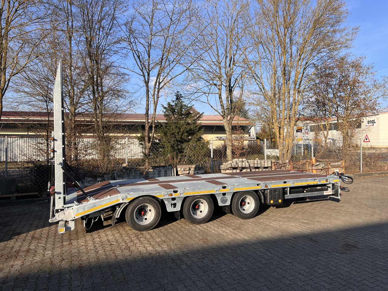 Möslein TT 34 Zugrohr Gerade 34 t GG Tridem- Tieflader 3 Achs, gelenktNeufahrzeug - مقطورة مسطحة منخفضة: صورة 4 Möslein TT 34 Zugrohr Gerade 34 t GG Tridem- Tieflader 3 Achs, gelenktNeufahrzeug - مقطورة مسطحة منخفضة: صورة 4