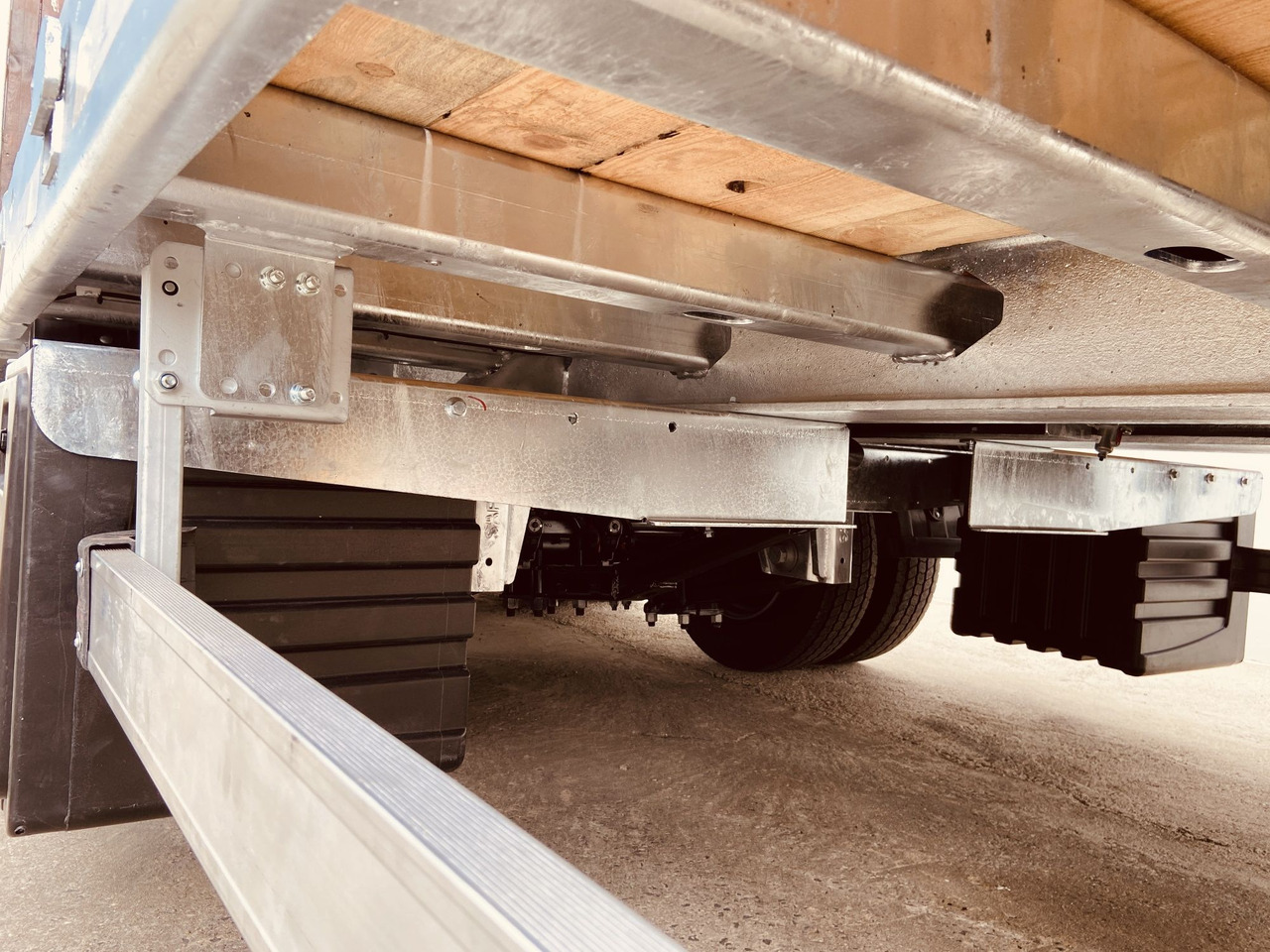 Möslein TT 34 Zugrohr Gerade 34 t GG Tridem- Tieflader 3 Achs, gelenktNeufahrzeug - مقطورة مسطحة منخفضة: صورة 2 Möslein TT 34 Zugrohr Gerade 34 t GG Tridem- Tieflader 3 Achs, gelenktNeufahrzeug - مقطورة مسطحة منخفضة: صورة 2