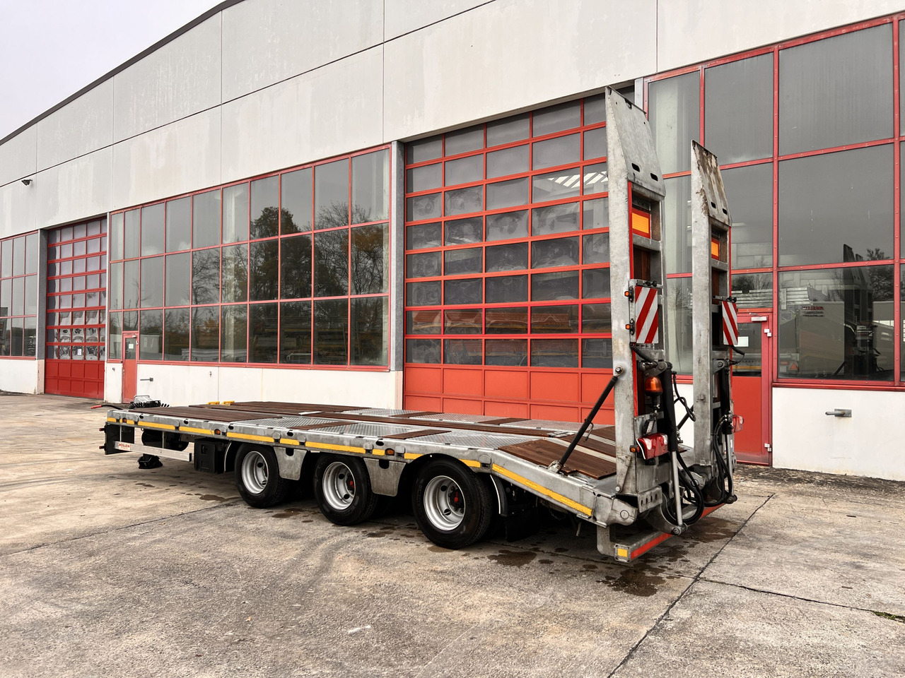 Möslein TTA33 Schwebheim 31 t Tridemtieflader gelenkt, Neuwertig - مقطورة مسطحة منخفضة: صورة 2 Möslein TTA33 Schwebheim 31 t Tridemtieflader gelenkt, Neuwertig - مقطورة مسطحة منخفضة: صورة 2