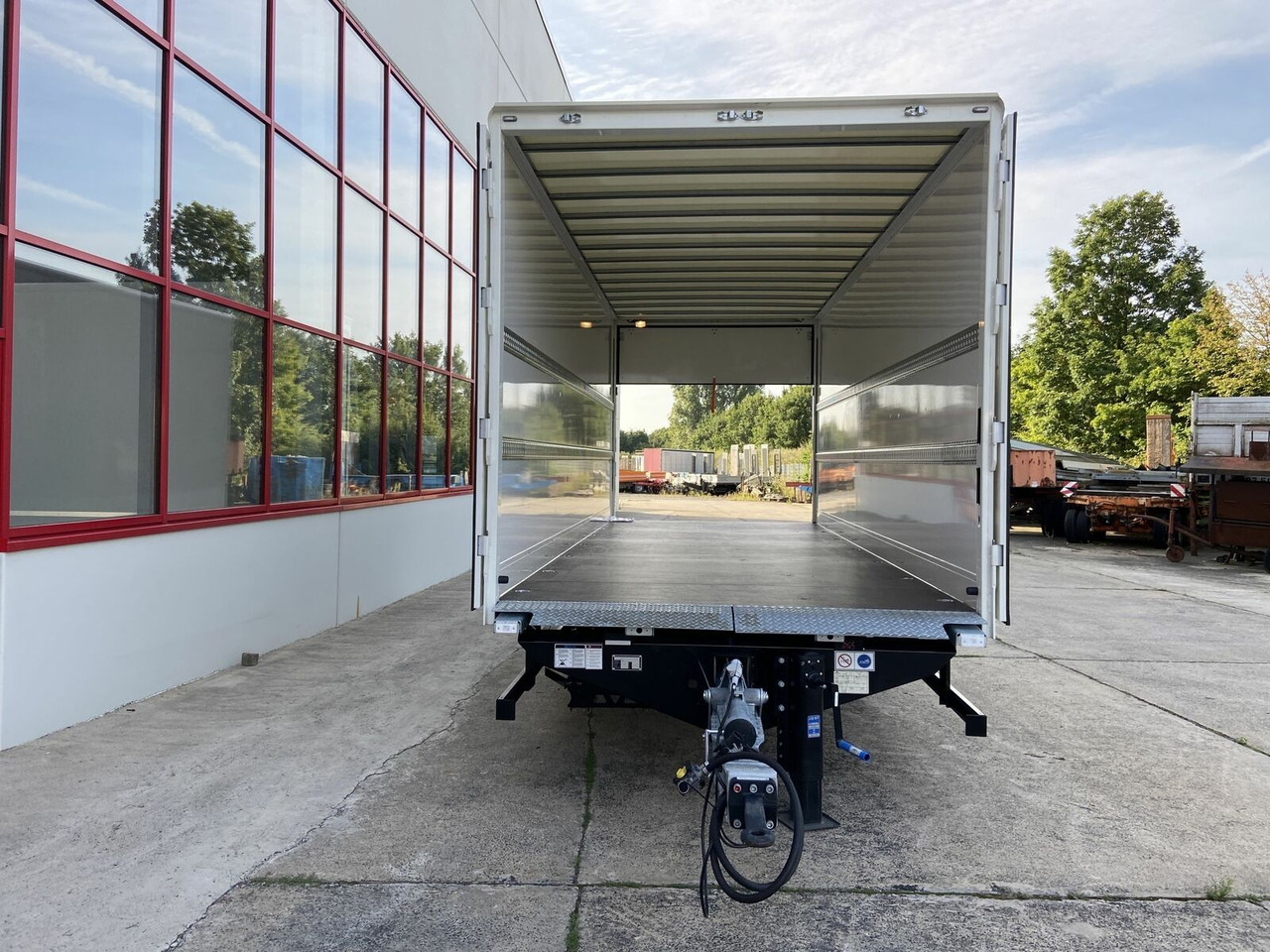 Möslein Tandem Koffer, Ladebordwand 1,5 t + Durchladbar - مقطورة صندوق مغلق: صورة 3 Möslein Tandem Koffer, Ladebordwand 1,5 t + Durchladbar - مقطورة صندوق مغلق: صورة 3
