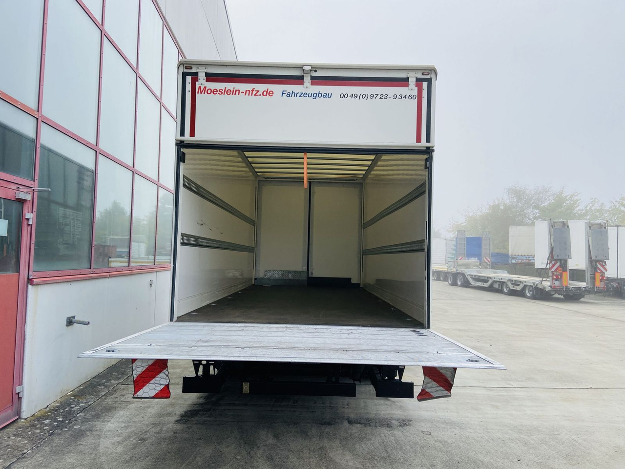 Möslein Tandem Koffer, Ladebordwand 1,5 t + Durchladbar - مقطورة صندوق مغلق: صورة 4 Möslein Tandem Koffer, Ladebordwand 1,5 t + Durchladbar - مقطورة صندوق مغلق: صورة 4