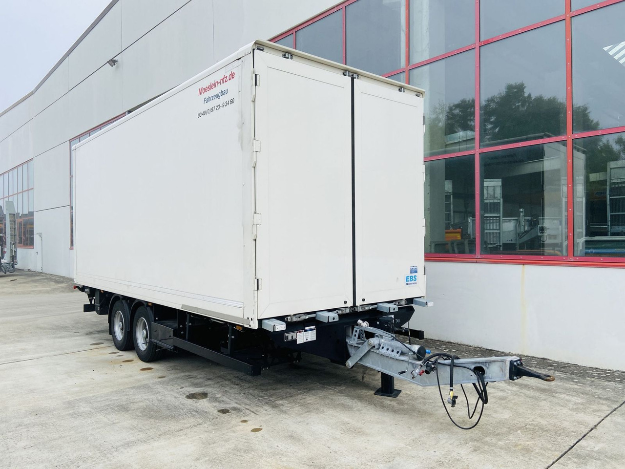 Möslein Tandem Koffer, Ladebordwand 1,5 t + Durchladbar - مقطورة صندوق مغلق: صورة 1 Möslein Tandem Koffer, Ladebordwand 1,5 t + Durchladbar - مقطورة صندوق مغلق: صورة 1