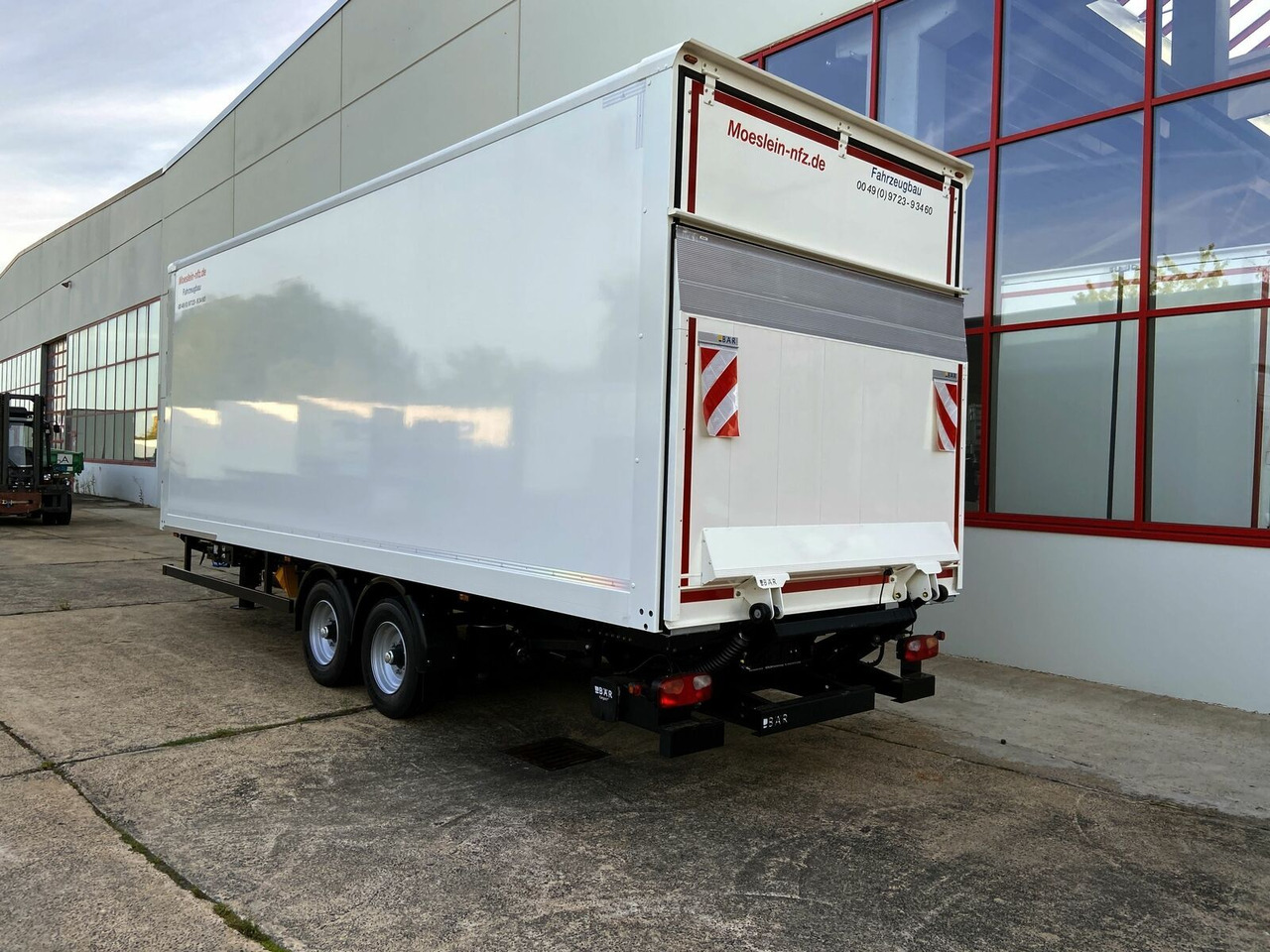 Möslein Tandem Koffer, Ladebordwand 1,5 t + Durchladbar - مقطورة صندوق مغلق: صورة 5 Möslein Tandem Koffer, Ladebordwand 1,5 t + Durchladbar - مقطورة صندوق مغلق: صورة 5