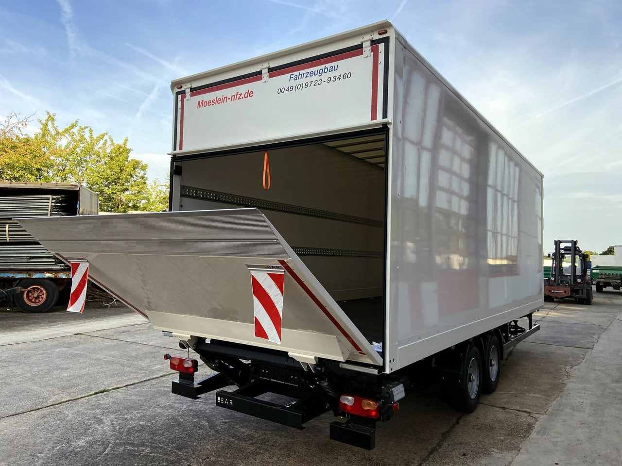 Möslein Tandem Koffer, Ladebordwand 1,5 t + Durchladbar - مقطورة صندوق مغلق: صورة 2 Möslein Tandem Koffer, Ladebordwand 1,5 t + Durchladbar - مقطورة صندوق مغلق: صورة 2