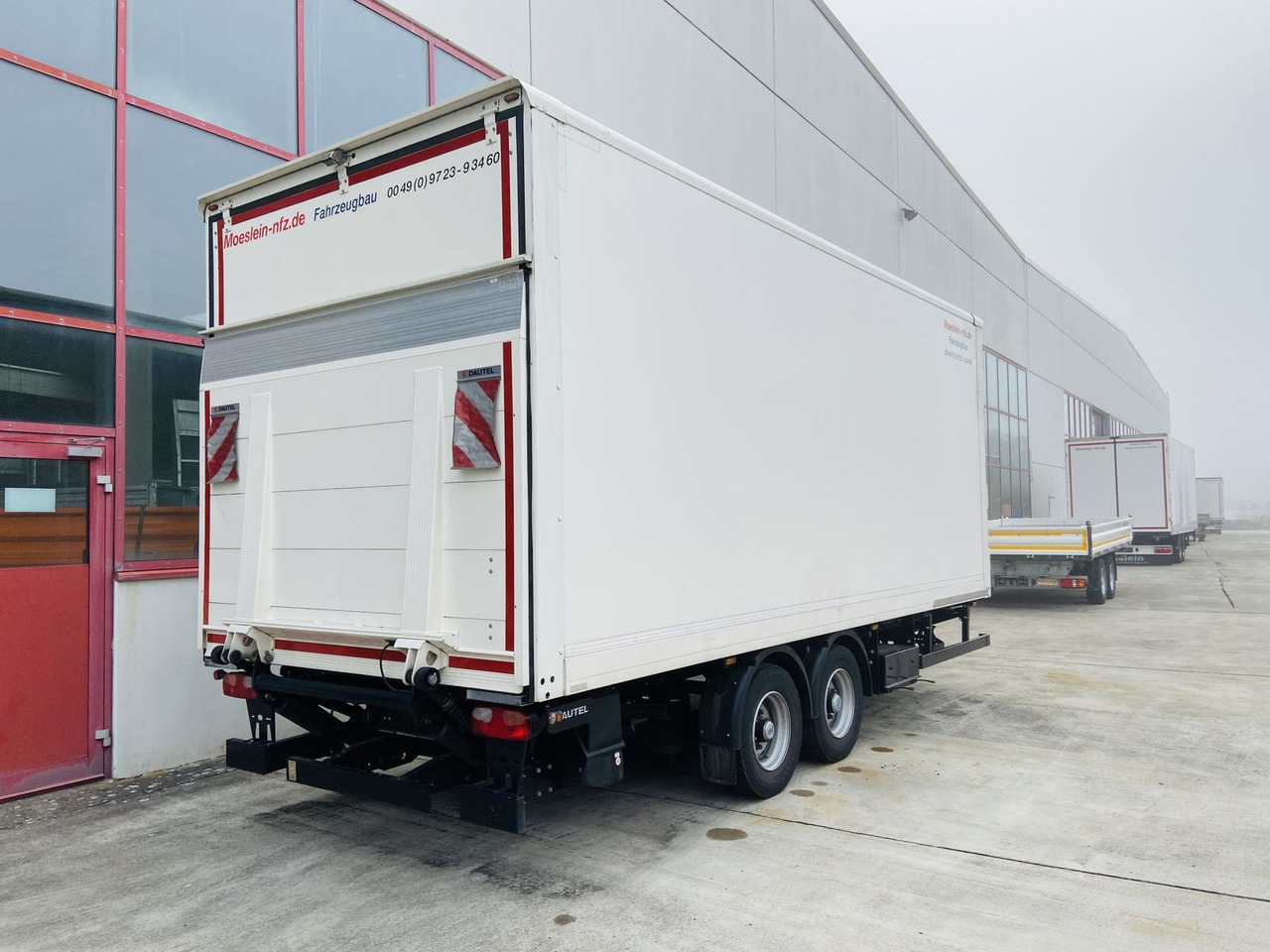 Möslein Tandem Koffer, Ladebordwand 1,5 t + Durchladbar - مقطورة صندوق مغلق: صورة 2 Möslein Tandem Koffer, Ladebordwand 1,5 t + Durchladbar - مقطورة صندوق مغلق: صورة 2