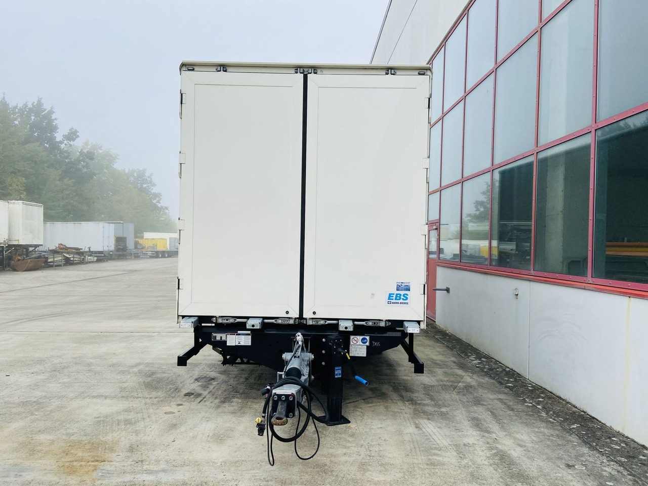 Möslein Tandem Koffer, Ladebordwand 1,5 t + Durchladbar - مقطورة صندوق مغلق: صورة 3 Möslein Tandem Koffer, Ladebordwand 1,5 t + Durchladbar - مقطورة صندوق مغلق: صورة 3