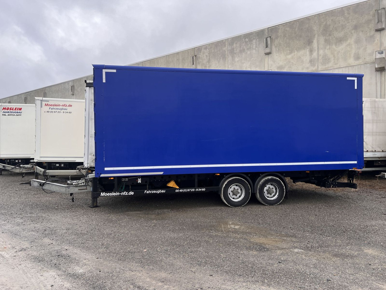 Möslein Tandem Koffer, Ladebordwand + Durchladbar, Weni - مقطورة صندوق مغلق: صورة 1 Möslein Tandem Koffer, Ladebordwand + Durchladbar, Weni - مقطورة صندوق مغلق: صورة 1