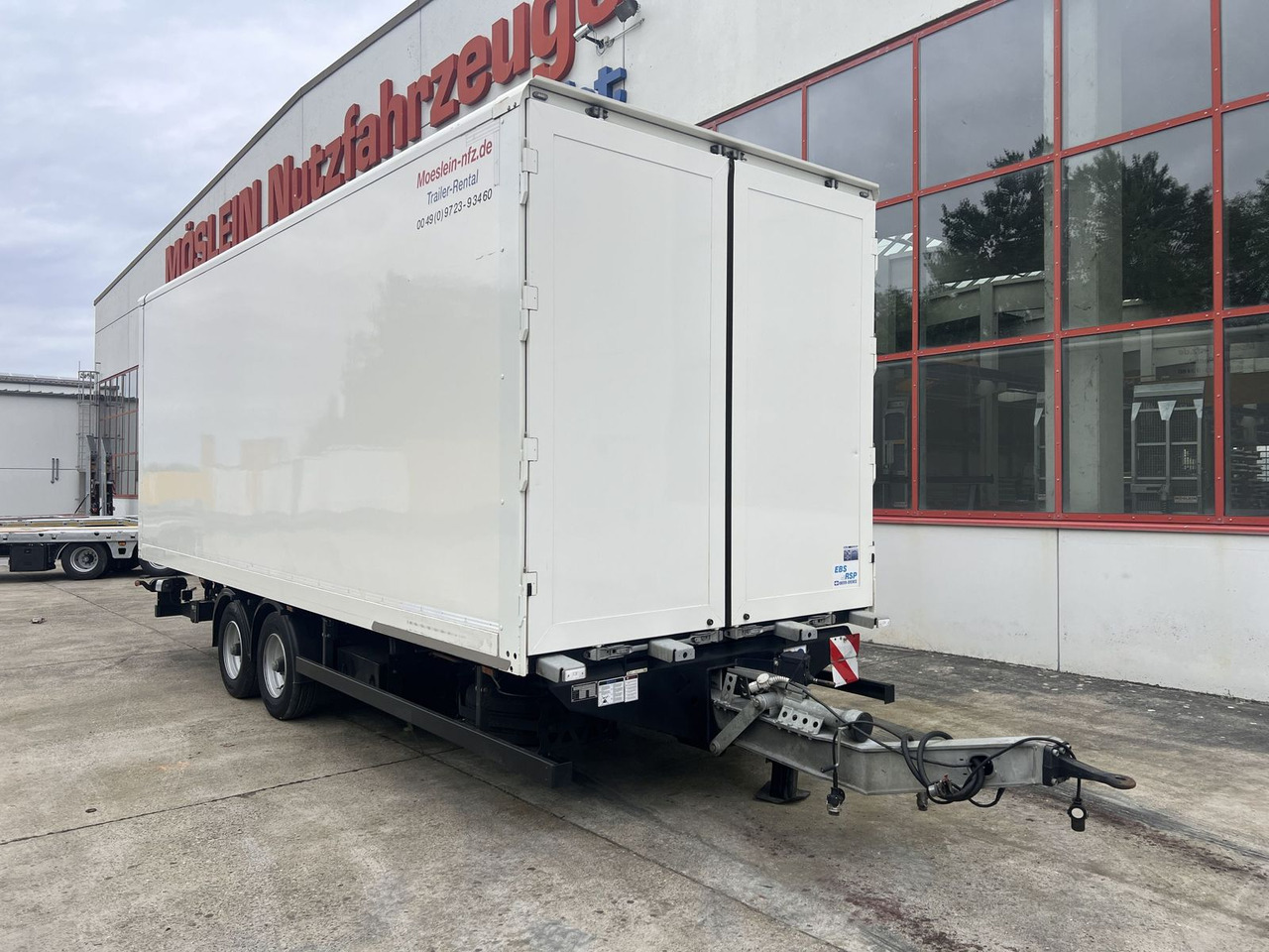 Möslein Tandem Koffer, Ladebordwand + Durchladbar - مقطورة صندوق مغلق: صورة 2 Möslein Tandem Koffer, Ladebordwand + Durchladbar - مقطورة صندوق مغلق: صورة 2