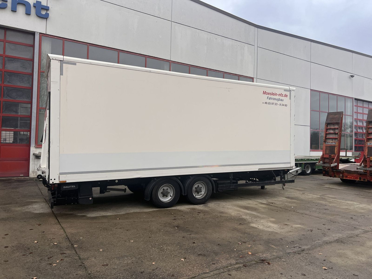 Möslein Tandem Koffer mit Ladebordwand 1,5 t + Durchlad - مقطورة صندوق مغلق: صورة 3 Möslein Tandem Koffer mit Ladebordwand 1,5 t + Durchlad - مقطورة صندوق مغلق: صورة 3