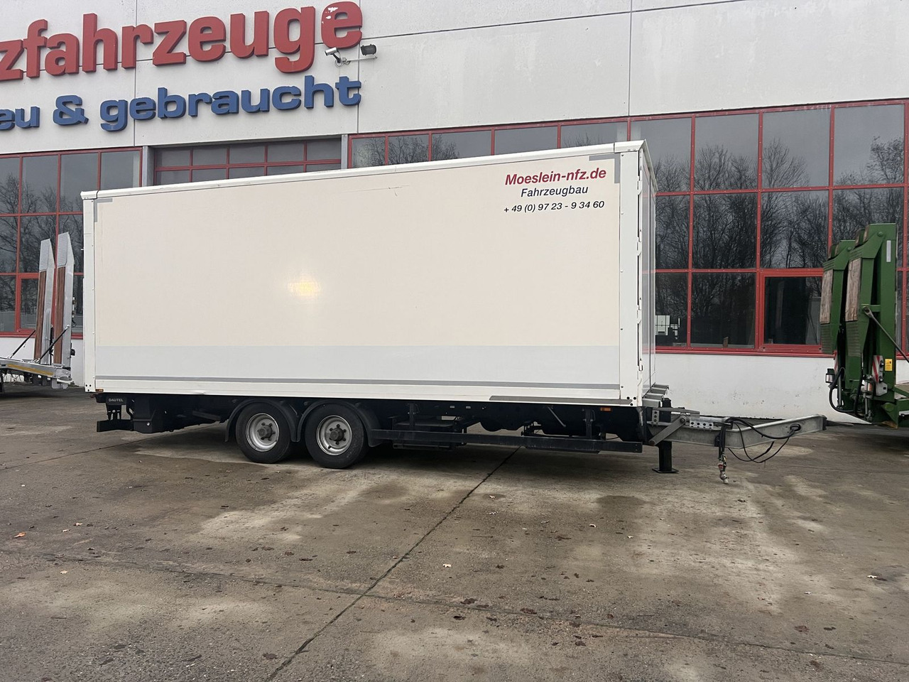 Möslein Tandem Koffer mit Ladebordwand 1,5 t + Durchlad - مقطورة صندوق مغلق: صورة 5 Möslein Tandem Koffer mit Ladebordwand 1,5 t + Durchlad - مقطورة صندوق مغلق: صورة 5