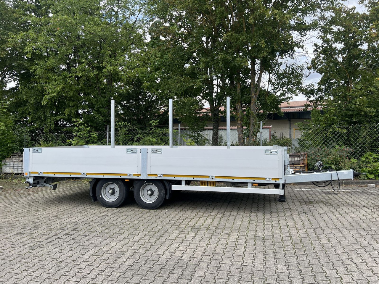 Möslein Tandem Pritsche- Tieflader mit Rungentaschen - مقطورات مسطحة: صورة 1 Möslein Tandem Pritsche- Tieflader mit Rungentaschen - مقطورات مسطحة: صورة 1