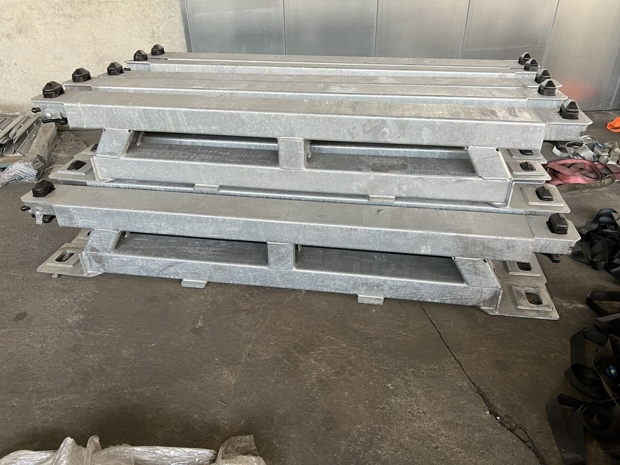 Müller Mitteltal Ausgleichsbock für Satteltieflader incl. Conatinerverschlüssen - عربة منخفضة مسطحة نصف مقطورة: صورة 2 Müller Mitteltal Ausgleichsbock für Satteltieflader incl. Conatinerverschlüssen - عربة منخفضة مسطحة نصف مقطورة: صورة 2