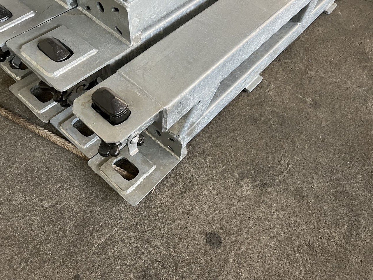 Müller Mitteltal Ausgleichsbock für Satteltieflader incl. Conatinerverschlüssen - عربة منخفضة مسطحة نصف مقطورة: صورة 5 Müller Mitteltal Ausgleichsbock für Satteltieflader incl. Conatinerverschlüssen - عربة منخفضة مسطحة نصف مقطورة: صورة 5