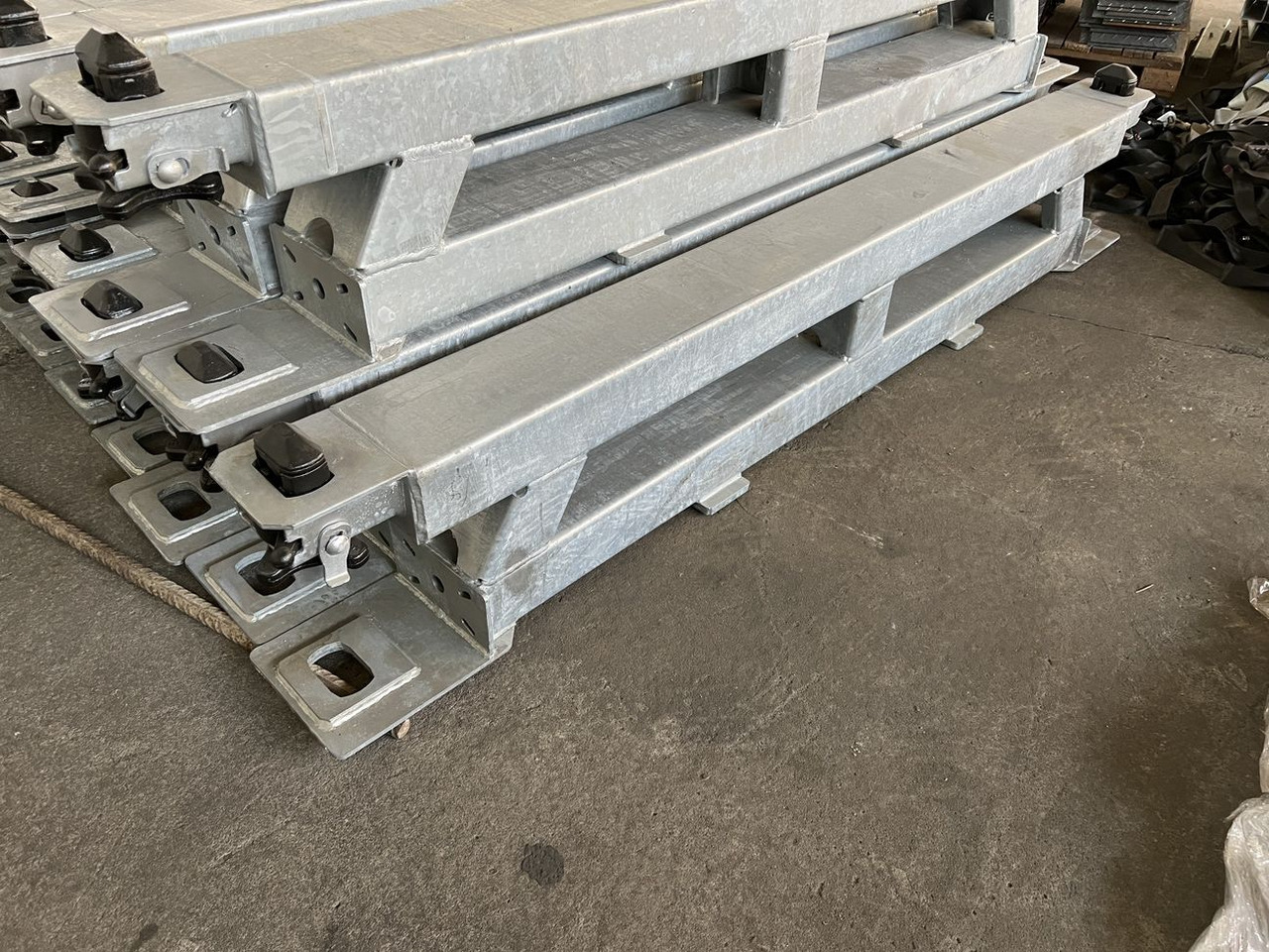 Müller Mitteltal Ausgleichsbock für Satteltieflader incl. Conatinerverschlüssen - عربة منخفضة مسطحة نصف مقطورة: صورة 4 Müller Mitteltal Ausgleichsbock für Satteltieflader incl. Conatinerverschlüssen - عربة منخفضة مسطحة نصف مقطورة: صورة 4