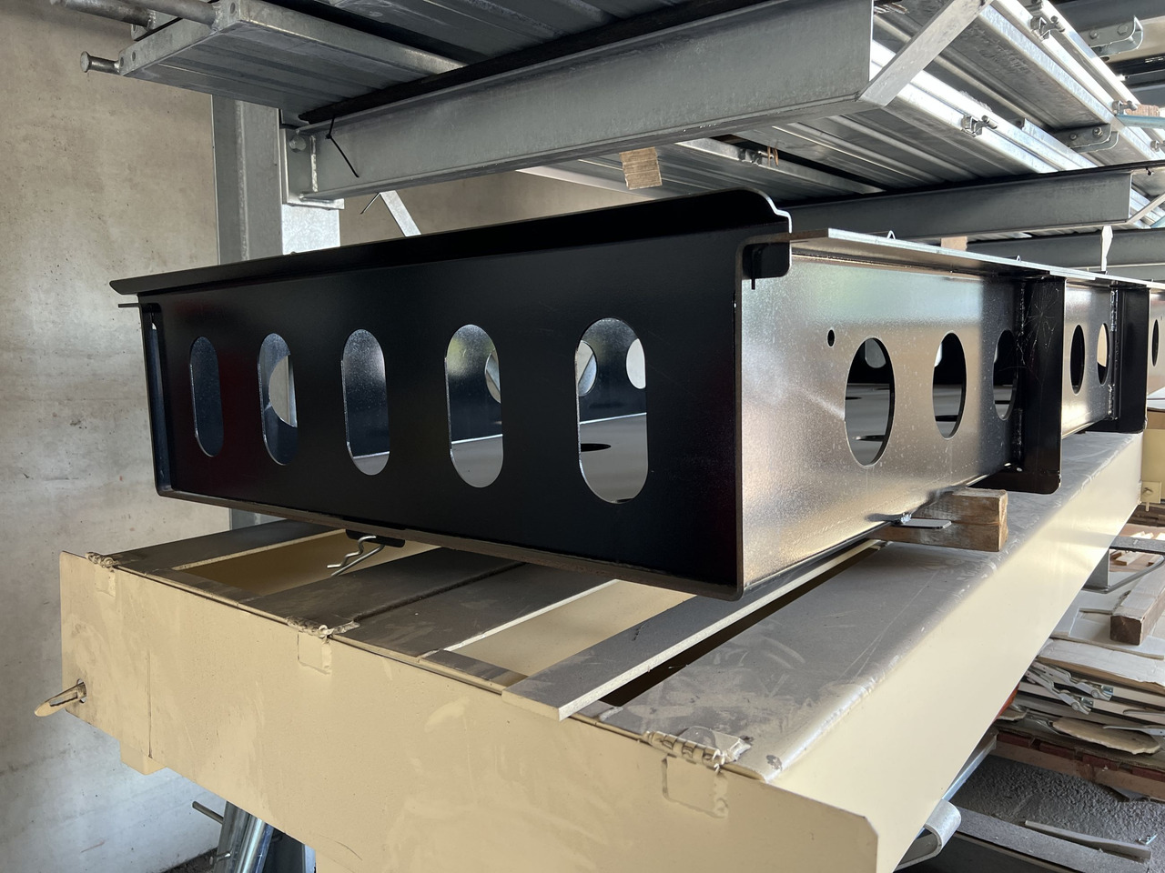 Müller Mitteltal Staufach für Alu- Rampen - عربة منخفضة مسطحة نصف مقطورة: صورة 3 Müller Mitteltal Staufach für Alu- Rampen - عربة منخفضة مسطحة نصف مقطورة: صورة 3