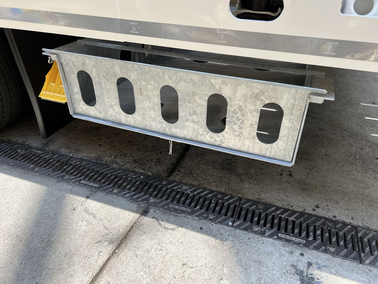 Müller Mitteltal Staufach für Alu- Rampen - عربة منخفضة مسطحة نصف مقطورة: صورة 2 Müller Mitteltal Staufach für Alu- Rampen - عربة منخفضة مسطحة نصف مقطورة: صورة 2