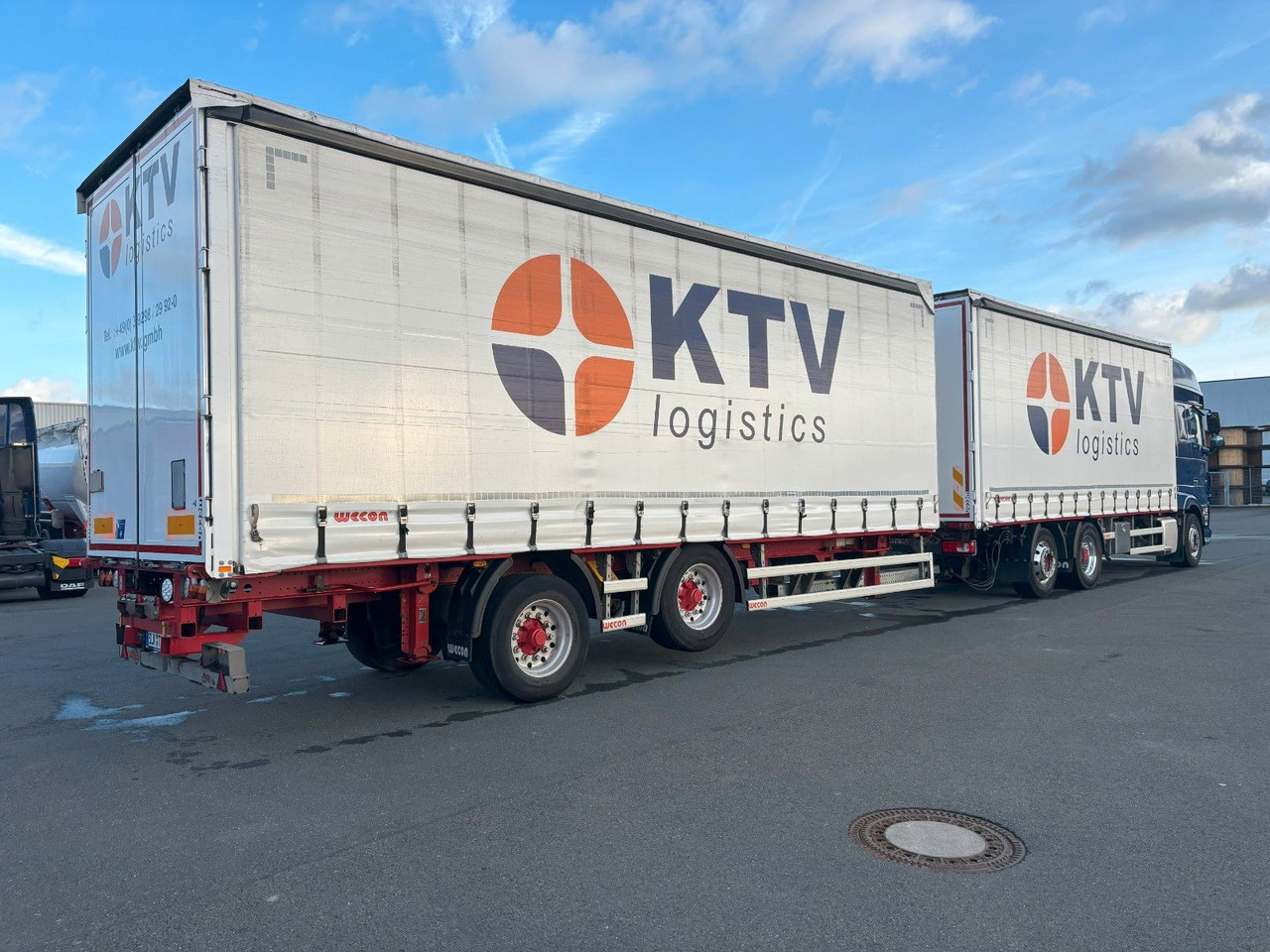DAF SSC XF 480 Jumbo + Anh Wecon Staplerhalterung - شاحنة ستارة, مقطورة ستارة جانبية: صورة 4 DAF SSC XF 480 Jumbo + Anh Wecon Staplerhalterung - شاحنة ستارة, مقطورة ستارة جانبية: صورة 4