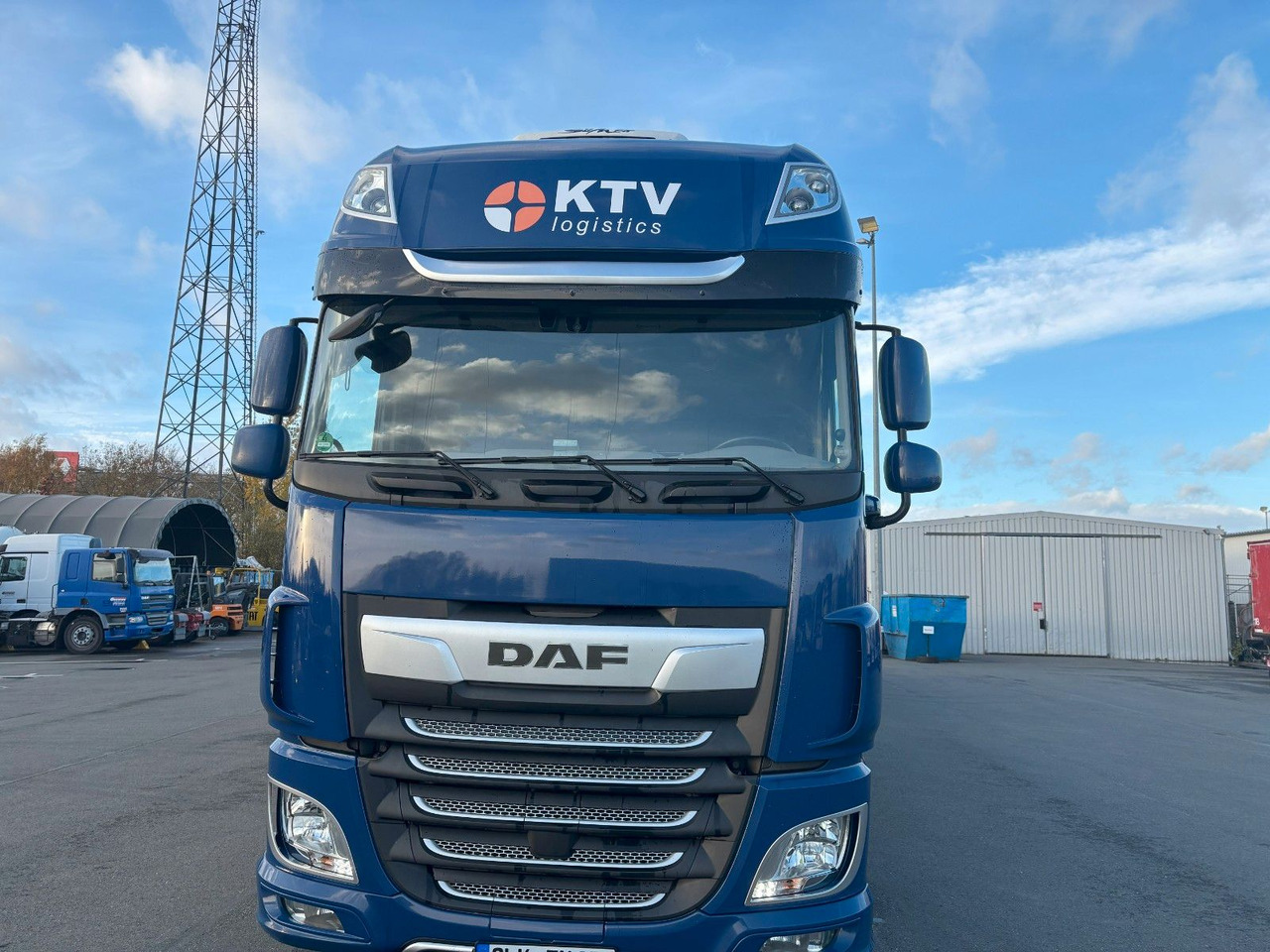 DAF SSC XF 480 Jumbo + Anh Wecon Staplerhalterung - شاحنة ستارة, مقطورة ستارة جانبية: صورة 3 DAF SSC XF 480 Jumbo + Anh Wecon Staplerhalterung - شاحنة ستارة, مقطورة ستارة جانبية: صورة 3