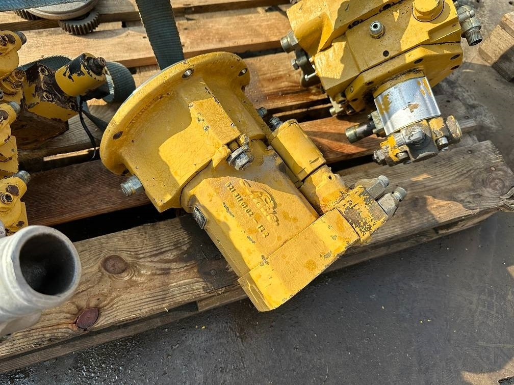 CAT 214 B FT hydro motor linde MMF-65 - حفارة دولاب: صورة 1 CAT 214 B FT hydro motor linde MMF-65 - حفارة دولاب: صورة 1