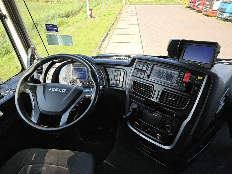 Interior photo 1: وحدة جر Iveco AS440S40 STRALIS LNG INTARDER