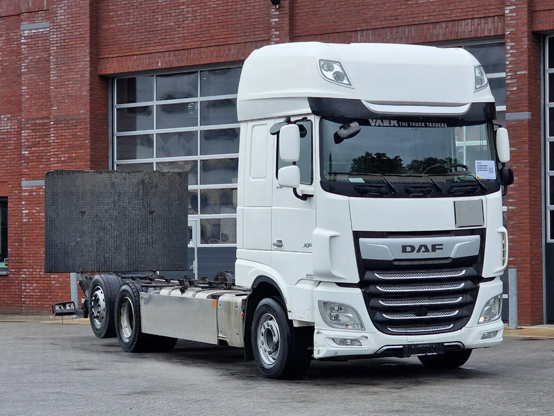 DAF XF 530 SuperSpaceCab 6x2*4 - Chassis 740 cm - Loadlift - Steering axle - Leather - - شاحنة هيكل كابينة: صورة 1 DAF XF 530 SuperSpaceCab 6x2*4 - Chassis 740 cm - Loadlift - Steering axle - Leather - - شاحنة هيكل كابينة: صورة 1