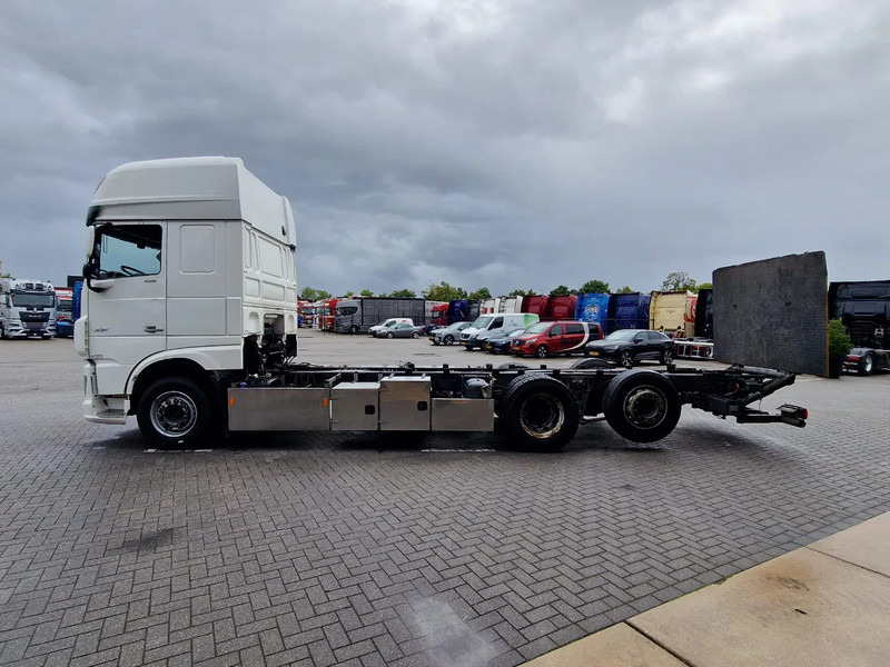 DAF XF 530 SuperSpaceCab 6x2*4 - Chassis 740 cm - Loadlift - Steering axle - Leather - - شاحنة هيكل كابينة: صورة 4 DAF XF 530 SuperSpaceCab 6x2*4 - Chassis 740 cm - Loadlift - Steering axle - Leather - - شاحنة هيكل كابينة: صورة 4