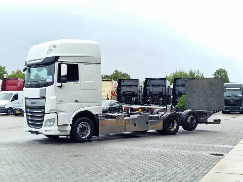 DAF XF 530 SuperSpaceCab 6x2*4 - Chassis 740 cm - Loadlift - Steering axle - Leather - - شاحنة هيكل كابينة: صورة 3 DAF XF 530 SuperSpaceCab 6x2*4 - Chassis 740 cm - Loadlift - Steering axle - Leather - - شاحنة هيكل كابينة: صورة 3