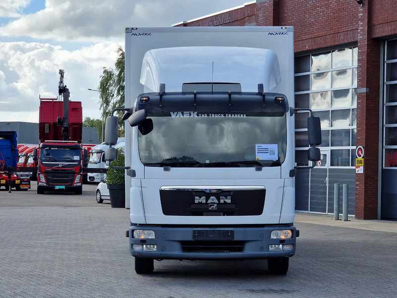 MAN TGL 12.250 4x2 - Box - Loadlift - Euro 5 - Automatic gearbox - Camera - شاحنة مقفلة: صورة 2 MAN TGL 12.250 4x2 - Box - Loadlift - Euro 5 - Automatic gearbox - Camera - شاحنة مقفلة: صورة 2