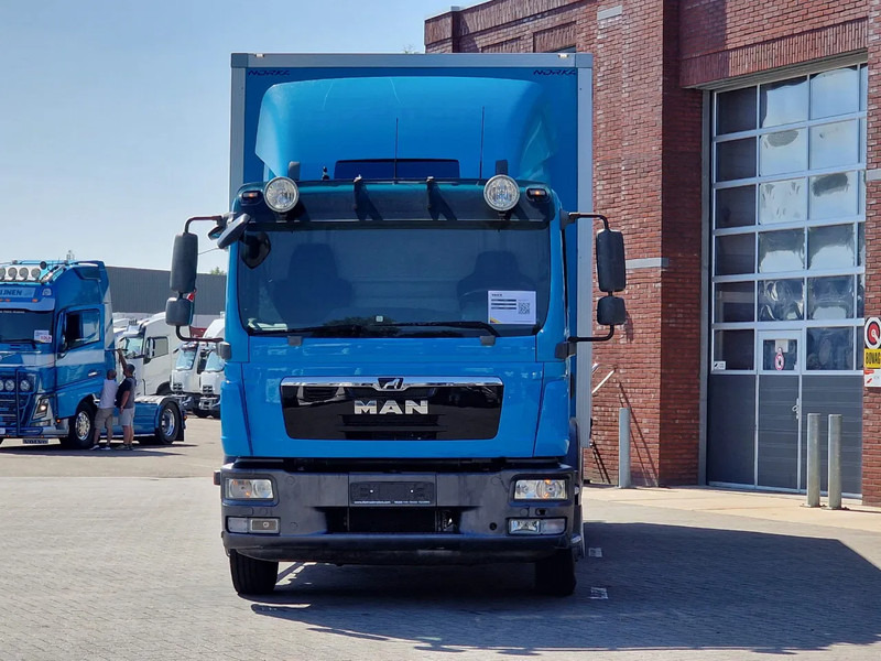 MAN TGM 15.250 4x2 - Box truck with sidedoors - Loadlift - Euro 5 - Automatic - Camera - شاحنة مقفلة: صورة 2 MAN TGM 15.250 4x2 - Box truck with sidedoors - Loadlift - Euro 5 - Automatic - Camera - شاحنة مقفلة: صورة 2