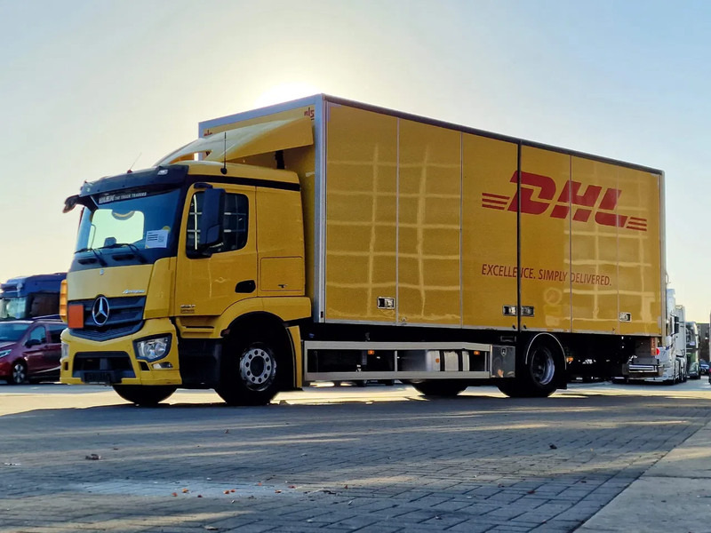 Mercedes-Benz Actros 1827 4x2 Sleepercab - Box with side doors - Loadlift - Low KM - Full air - A/C - شاحنة مقفلة: صورة 3 Mercedes-Benz Actros 1827 4x2 Sleepercab - Box with side doors - Loadlift - Low KM - Full air - A/C - شاحنة مقفلة: صورة 3