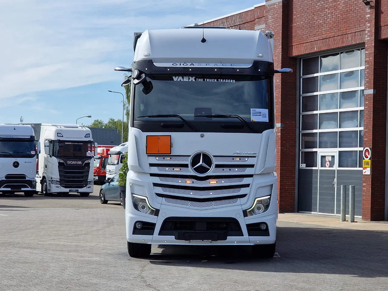 Mercedes-Benz Actros 2545 6x2*4 - Box with sidedoors - Loadlift - Steering axle - Full air - Camera - شاحنة مقفلة: صورة 2 Mercedes-Benz Actros 2545 6x2*4 - Box with sidedoors - Loadlift - Steering axle - Full air - Camera - شاحنة مقفلة: صورة 2