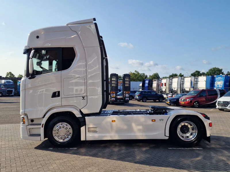 Scania 590S V8 NGS Highline 4x2 - New - Facelift - Full spec - Retarder - Leather - Full air - وحدة جر: صورة 4 Scania 590S V8 NGS Highline 4x2 - New - Facelift - Full spec - Retarder - Leather - Full air - وحدة جر: صورة 4