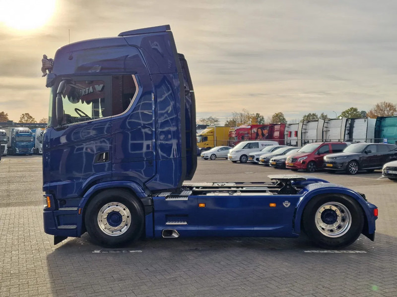 Scania 660S V8 NGS Highline 4x2 - Full spec - Retarder - Night Clima - Leather - Led - Full air - New Dashboard - وحدة جر: صورة 4 Scania 660S V8 NGS Highline 4x2 - Full spec - Retarder - Night Clima - Leather - Led - Full air - New Dashboard - وحدة جر: صورة 4