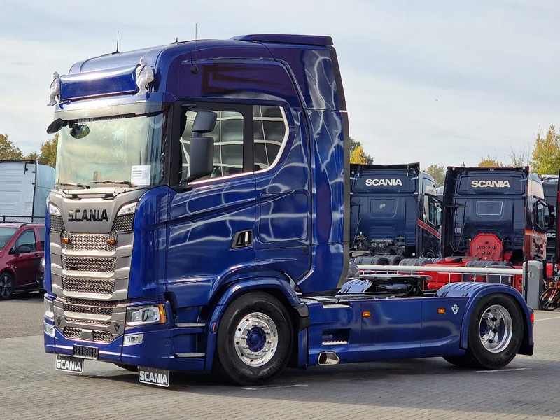 Scania 660S V8 NGS Highline 4x2 - Full spec - Retarder - Night Clima - Leather - Led - Full air - New Dashboard - وحدة جر: صورة 3 Scania 660S V8 NGS Highline 4x2 - Full spec - Retarder - Night Clima - Leather - Led - Full air - New Dashboard - وحدة جر: صورة 3