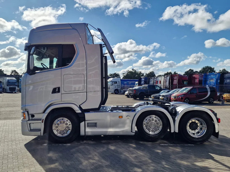 Scania 660S V8 NGS Highline 6x2/4 - New - Full spec - Retarder - Night clima - Led - Leather - Navi - وحدة جر: صورة 4 Scania 660S V8 NGS Highline 6x2/4 - New - Full spec - Retarder - Night clima - Led - Leather - Navi - وحدة جر: صورة 4