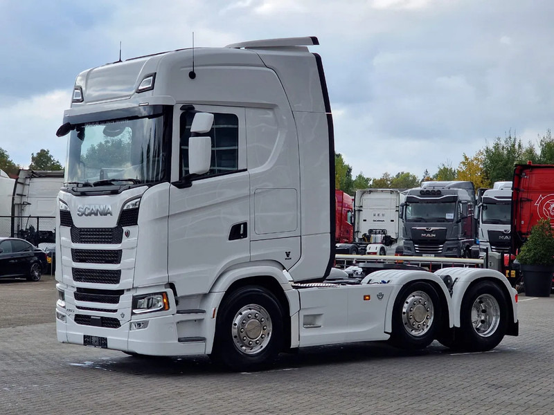 Scania 770S V8 NGS Highline 6x2/4 - New - Old dashboard - Full spec - Retarder - Night clima - Led - Leather - Navi - وحدة جر: صورة 3 Scania 770S V8 NGS Highline 6x2/4 - New - Old dashboard - Full spec - Retarder - Night clima - Led - Leather - Navi - وحدة جر: صورة 3