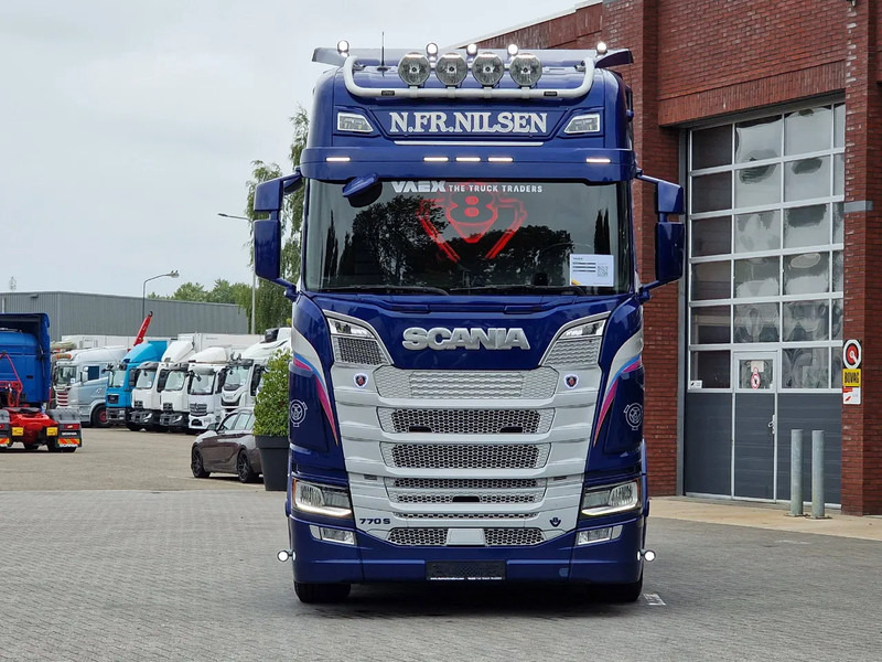 Scania 770S V8 NGS Highline 6x2 - Show truck - Special paint - Custom interior - Retarder - Full air - Night clima - وحدة جر: صورة 2 Scania 770S V8 NGS Highline 6x2 - Show truck - Special paint - Custom interior - Retarder - Full air - Night clima - وحدة جر: صورة 2