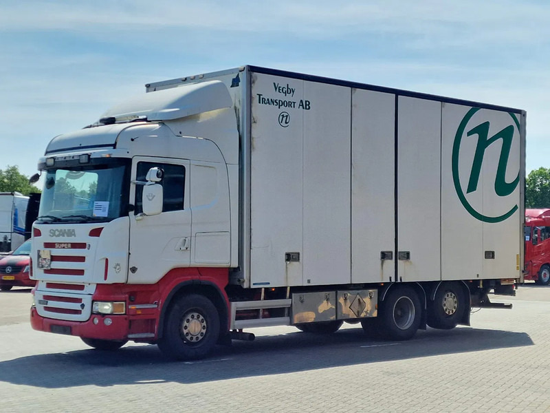 Scania R500 V8 Highline 6x2*4 - Box with side doors - Loadlift - Manual gearbox with retarder - Full air - Steering axle - شاحنة مقفلة: صورة 3 Scania R500 V8 Highline 6x2*4 - Box with side doors - Loadlift - Manual gearbox with retarder - Full air - Steering axle - شاحنة مقفلة: صورة 3