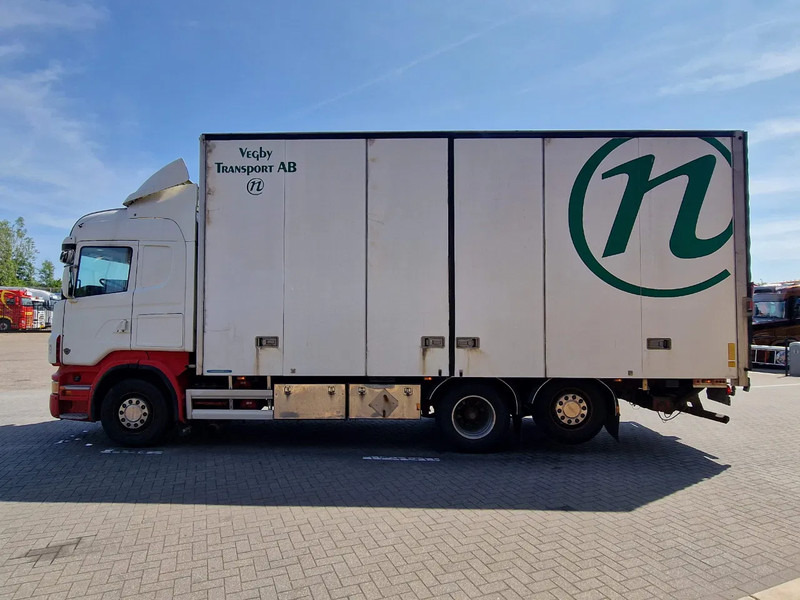 Scania R500 V8 Highline 6x2*4 - Box with side doors - Loadlift - Manual gearbox with retarder - Full air - Steering axle - شاحنة مقفلة: صورة 4 Scania R500 V8 Highline 6x2*4 - Box with side doors - Loadlift - Manual gearbox with retarder - Full air - Steering axle - شاحنة مقفلة: صورة 4