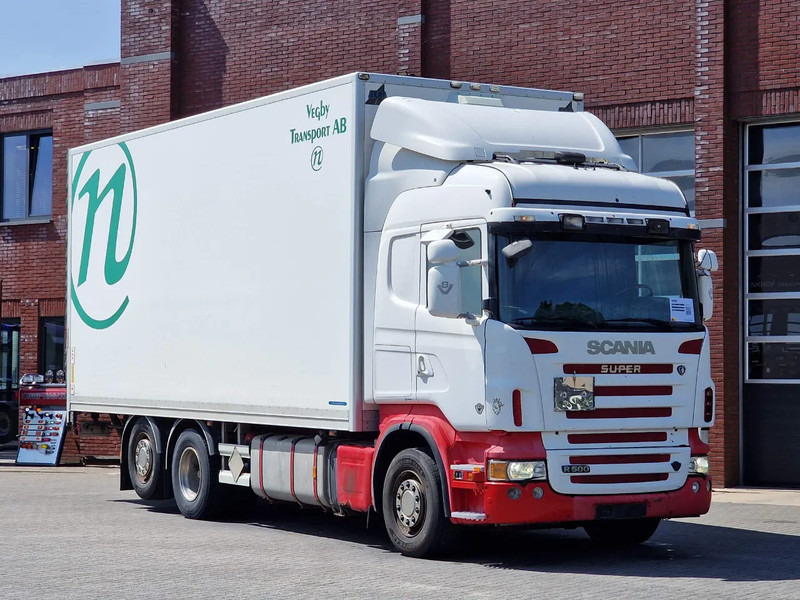 Scania R500 V8 Highline 6x2*4 - Box with side doors - Loadlift - Manual gearbox with retarder - Full air - Steering axle - شاحنة مقفلة: صورة 1 Scania R500 V8 Highline 6x2*4 - Box with side doors - Loadlift - Manual gearbox with retarder - Full air - Steering axle - شاحنة مقفلة: صورة 1